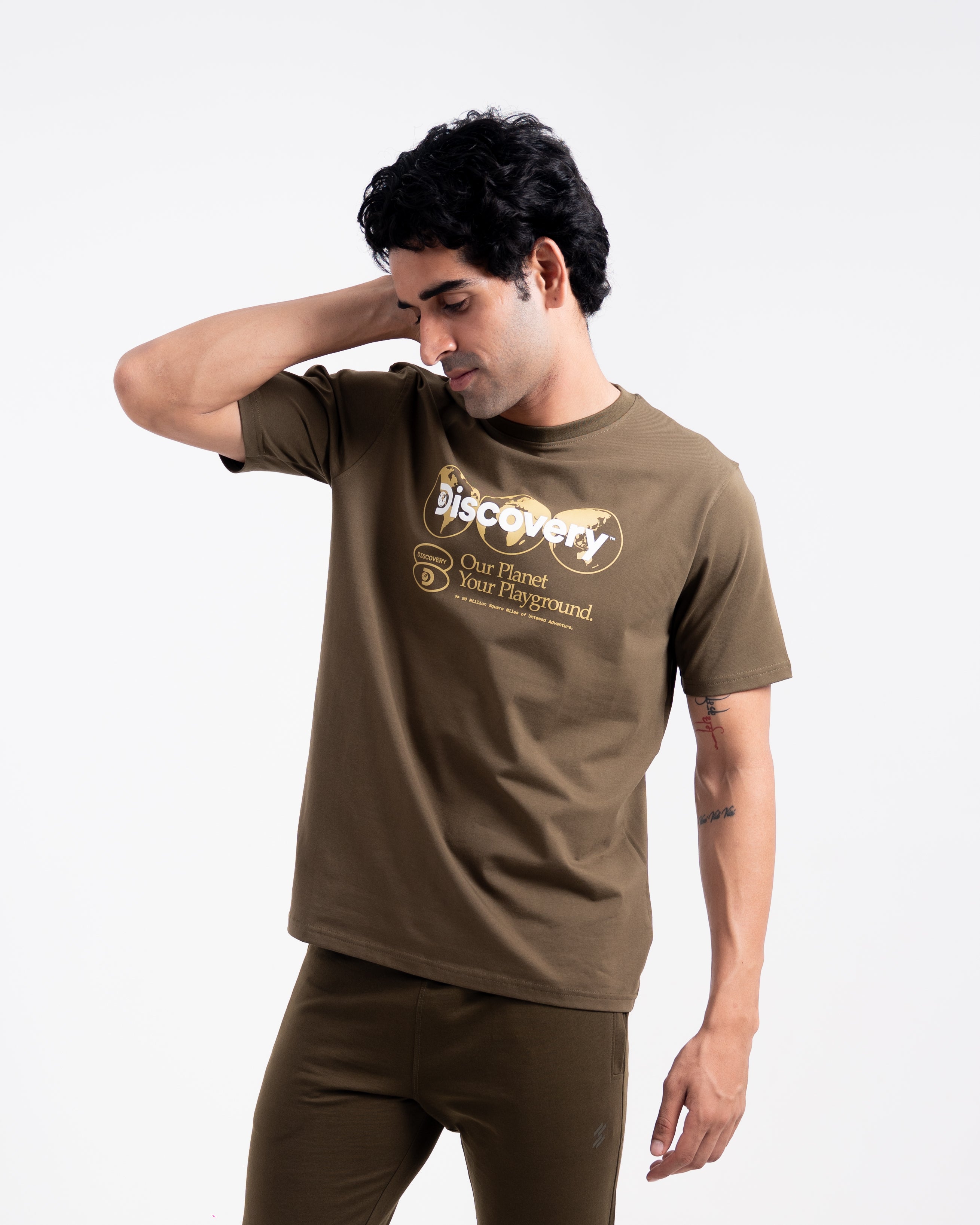 DISCOVERY Men`s Planet Playground Graphic Tee - Thatch Green