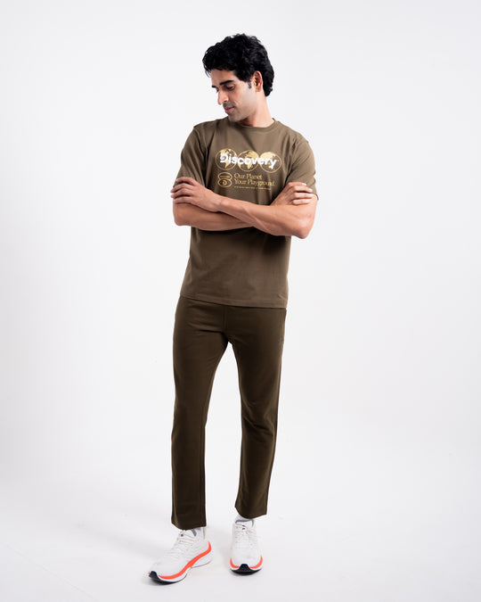 DISCOVERY Men`s Planet Playground Graphic Tee - Thatch Green