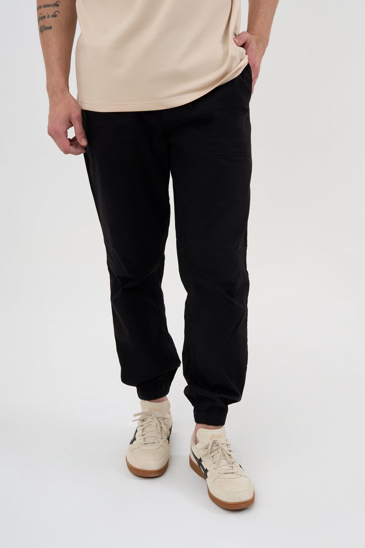 DISCOVERY Men's Armour Cargo Joggers-Black