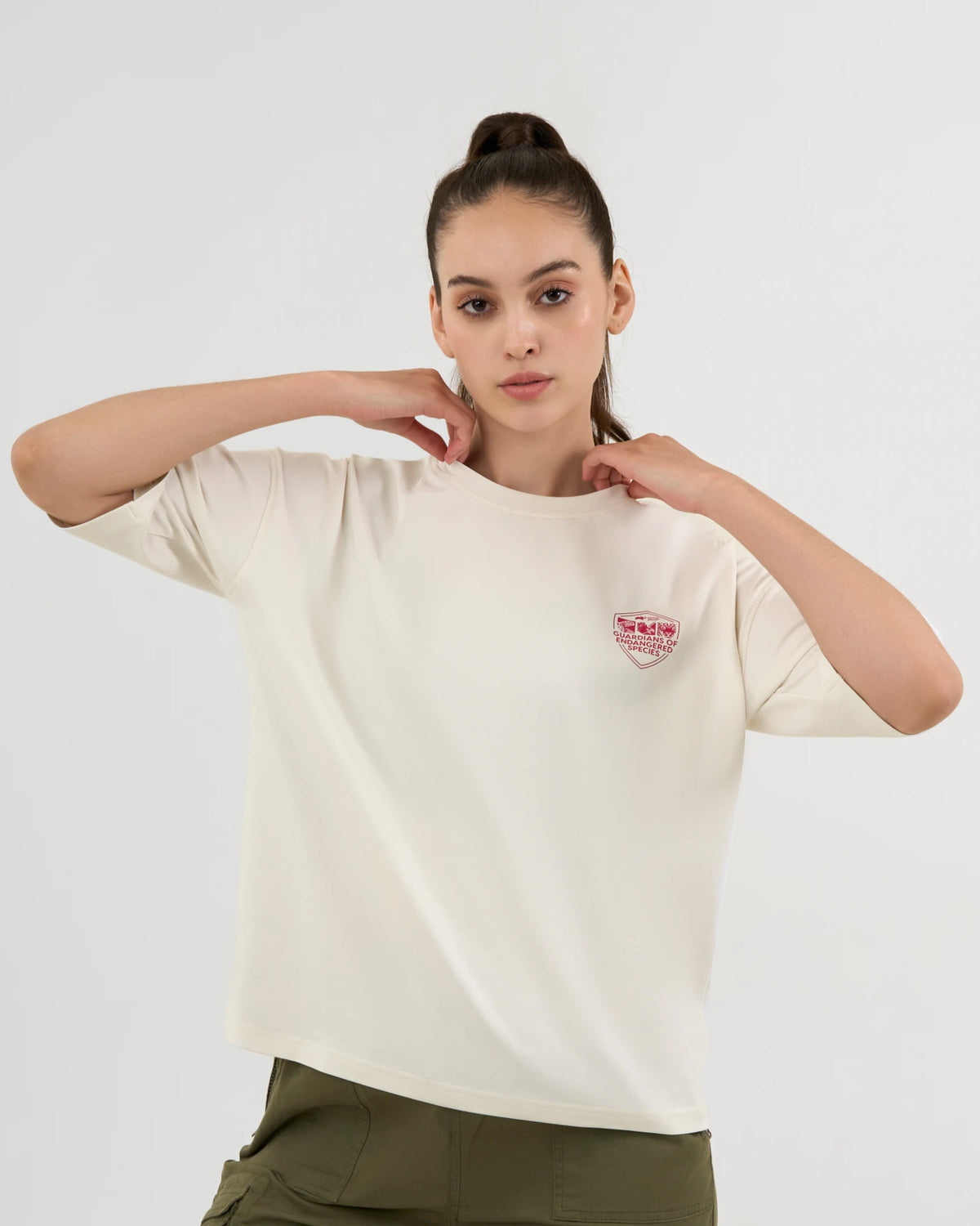 DISCOVERY Women's Galapagos Penguin Graphic Tee-Off-white